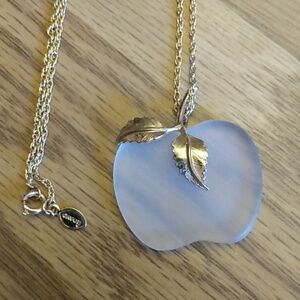 Vtg Avon Frosted Apple Gold tone Leaves and 28” Chain